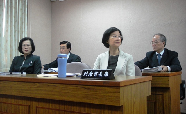 立法院今（21）日邀法務部長羅瑩雪（前排右）、監聽調查小組召集人蔡碧玉（前排左）備詢。圖：王立柔/攝