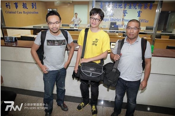 隨行紀錄反課綱學生進佔教育部過程的記者廖振輝、宋小海、林雨佑3人堅持捍衛新聞自由拒絕交保，檢方被迫退讓，晚間改將3人無保釋放，但限制住居。圖：翻攝自PNN臉書