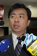 2天燒2億多元引發朝野砲轟的建國百年國慶晚會音樂劇「夢想家」，檢方今天以被告身份傳喚前文建會主委盛治仁到案說明。圖片來源：中央社。