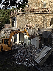苗栗縣長劉政鴻胞弟劉政池涉竊占國土，原本切結15日前自拆七七行館，但未動工。陽明山國家公園管理處16日上午派出怪手強制拆除。圖：中央社