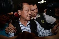 士林地檢署偵辦苗栗縣長劉政鴻胞弟劉政池涉竊占國土蓋別墅案，14日將劉政池（中）由台北市調處移送士林地檢署複訊。圖：中央社