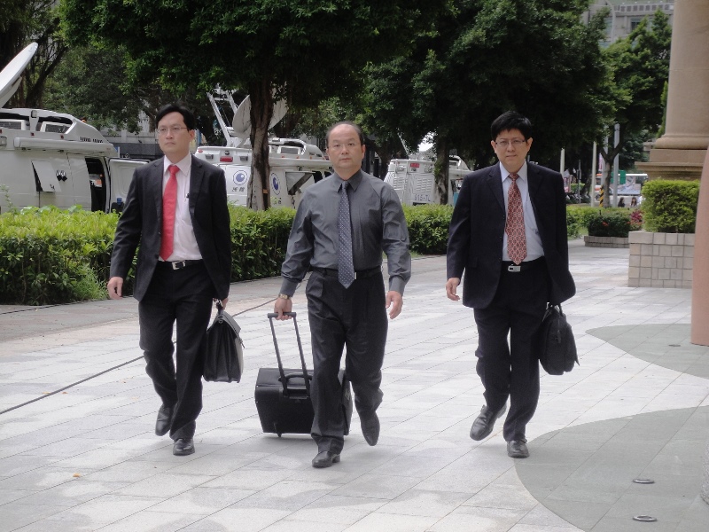 台灣高等法院今（26）天下午2點開庭審理國民黨對立法院長王金平假處分的抗告案，國民黨委任的3人律師團提早10分鐘到場。圖2-1：王立柔/攝