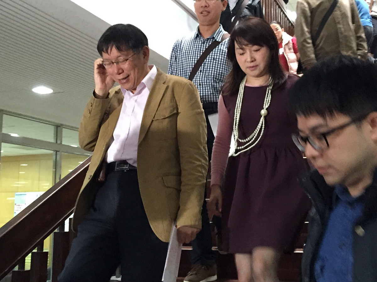 台北市長柯文哲今(13)日上午針對日前接受節目專訪時所說的「3億男」事件開庭作證。圖：劉奕霆/攝