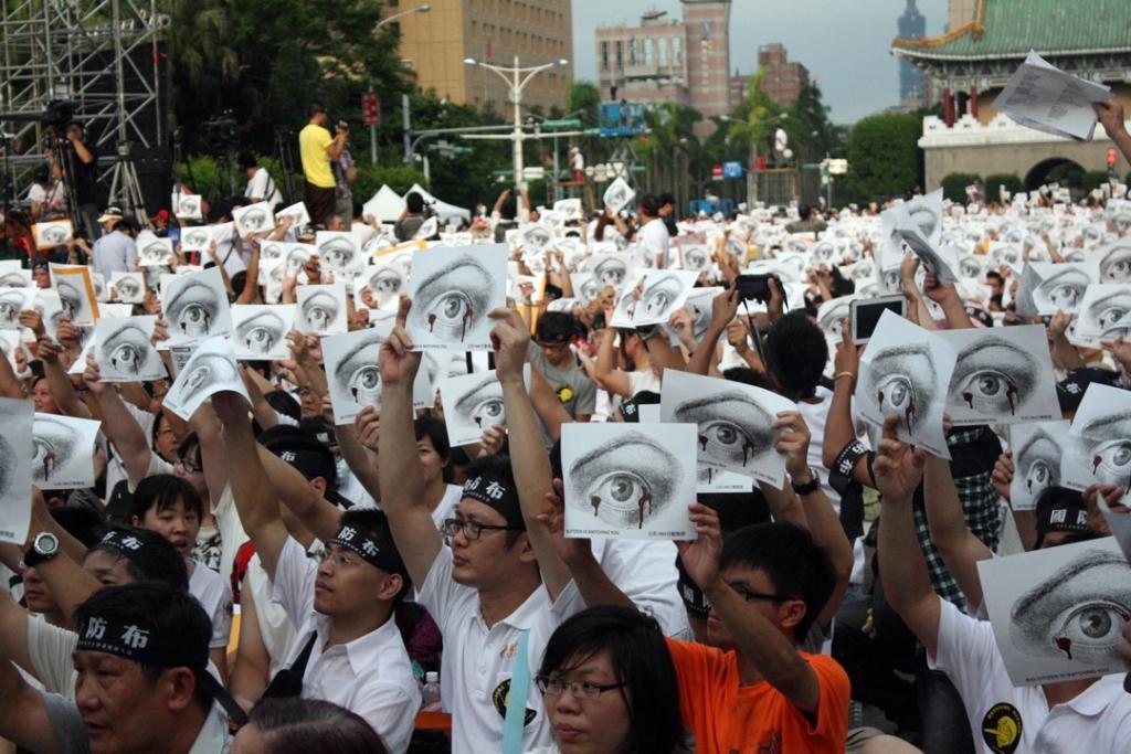 公民1985行動聯盟要讓總統馬英九看見，公民之眼正瞪著他。圖：林良齊/攝