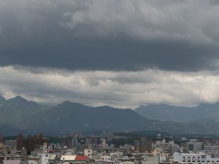 中央氣象局指出，受東北季風影響，苗栗以北今（22）日仍是陰雨天氣，且北部及東北部山區迎風面有豪、大雨機會，民眾要多加注意；至於南部雲量不多，降雨機率低，有機會見到太陽。圖片來源:中央社