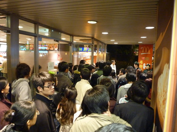 昨天晚間上百位民眾擠爆速食店，還讓速食店經理傻眼，差點報警處理，內湖版工作人員緊急改以發號碼牌方式處理，但仍有不少民眾敗興而歸。照片:批踢踢內湖版提供
