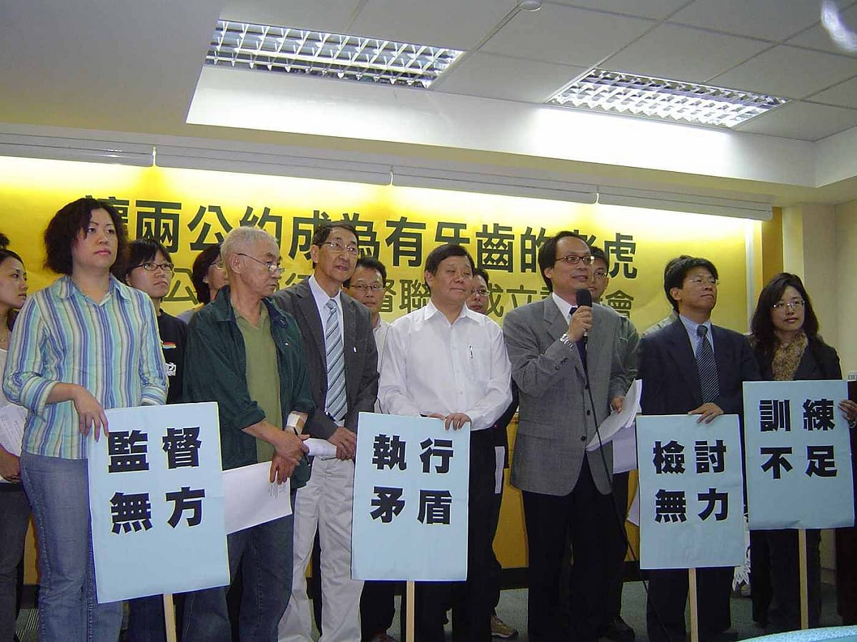 由40多個包含婦女、勞動、少年權益等領域的民間團體所組成的「兩公約施行監督聯盟」提出呼籲，希望政府應該設立「國家人權委員會」做為對政府推動兩公約之監督機制。圖片來源：台少盟