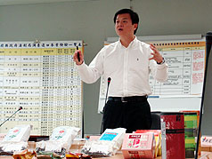 台北縣長周錫瑋11日召開記者會，公布查驗市售茶葉產品結果，發現市售茶葉產地雖標榜台灣茶，其實多屬越南等地進口的茶葉混充，且多驗出微量農藥殘留。圖片來源：中央社