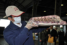 首批美國帶骨牛肉15日清晨運抵桃園機場，由標檢局、防檢局及台北關稅局等單位，依「三管五卡」進行查驗，標檢局人員仔細檢查，還取樣檢驗。圖片來源：中央社
