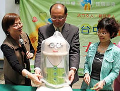 到底要戴幾號的保險套才剛好? 美國科學家認為標示應該將小號改為大號，大號改為特大，以避免男性自我膨脹戴錯保險套。
圖為台中縣副縣長張壯熙(中)教導大眾如何正確使用保險套以避孕兼避病。
圖片來源:資料照片/中央社
