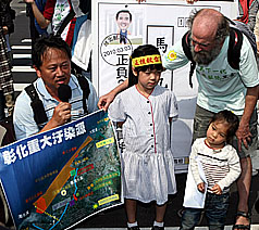 綠黨、荒野保護協會等33個環保團體代表，3日到總統府前遞送公開信給總統馬英九，提出徵能源稅、降所得稅，刪高碳產業，召開氣候變遷國是會議3項訴求。圖片來源：中央社