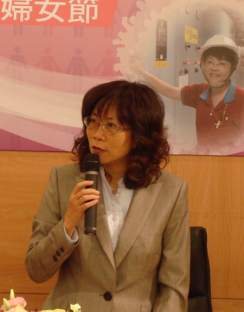 國際婦女節屆滿100周年，勞委會主委王如玄特地召開記者會，針對職場性別平權發表談話。她特別透露去（98）年起勞委會將喪葬禮儀師證照考試的題目中有關「女性歧視」的題目進行修改，希望能導正民間「重男輕女」的習俗。黃揚明攝影