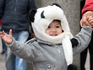 中央氣象局表示，由於受到又一波冷氣團南下，氣溫比昨天又下降一些，不過明（29）日白天起回暖，預測週五還有鋒面來襲，各地將再度轉陰雨。圖片來源:中央社