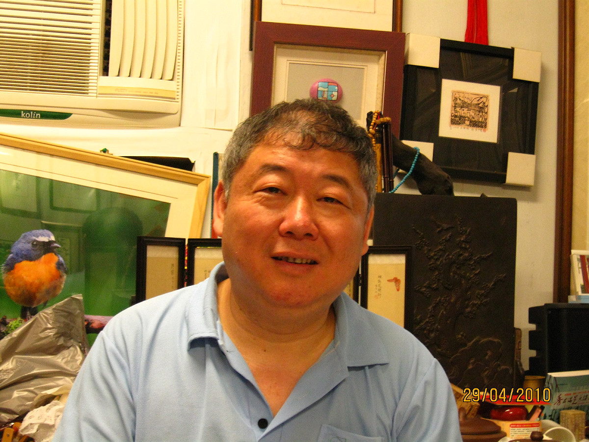 鄭景隆收下古器物後，意外走上撰寫十五份遺址的報告。圖片：陳詠拍攝