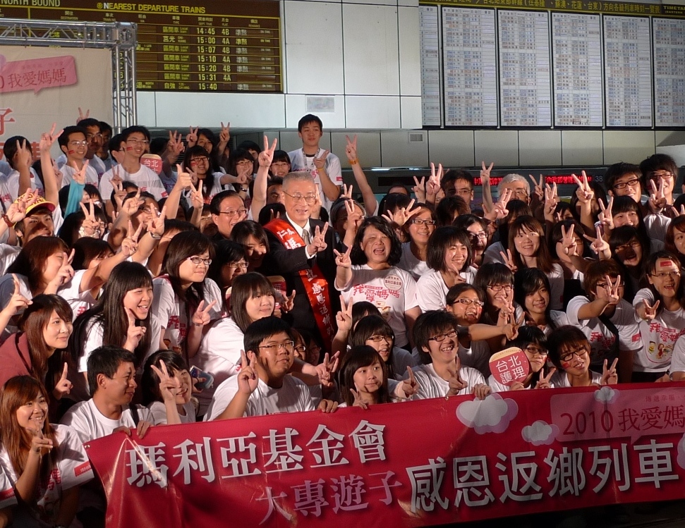 由瑪利亞基金會、台鐵、家長聯盟主辦的第二屆「大專遊子感恩返鄉列車」活動，今（7）日下午從台北車站出發，擔任榮譽列車長的行政院長吳敦義卻以公務繁忙為由，返鄉學子還沒上車，致詞、合照後就快閃離開。黃揚明攝影