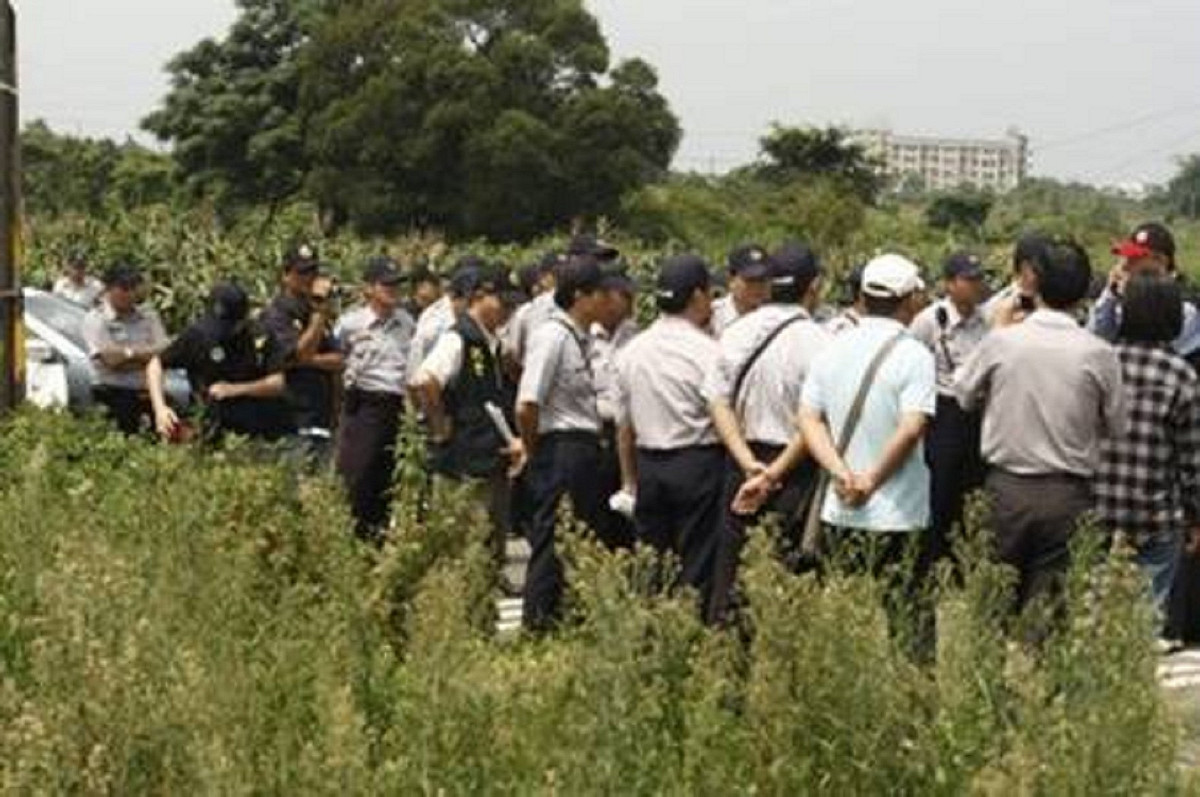 苗栗縣府日前以優勢警力封路，入侵農地，讓居民措手不及。
圖片來源：居民提供