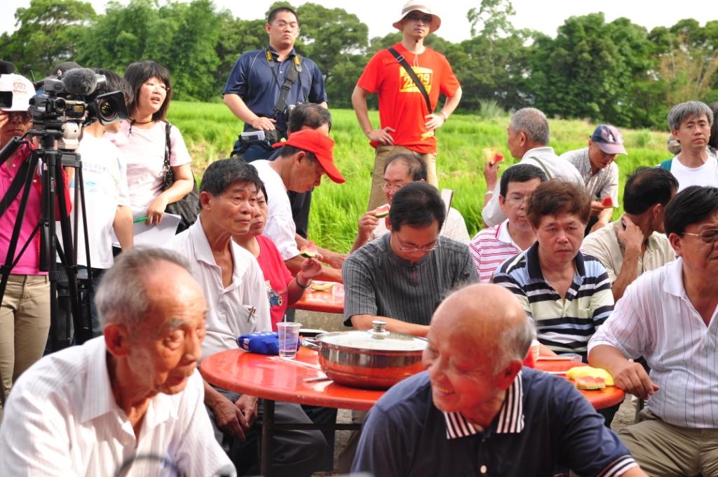 苗栗大埔農民在被毀壞的農地前廣場，以辦桌的形式召開記者會，對於縣政府的粗暴作法，表達抗議並提出要求公開公正的協商，否則就應停止任何拆遷行動。
圖片來源:莊豐嘉/攝影