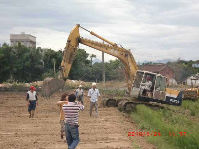 圖說：衝著不願繳權狀的苗栗大埔居民，苗栗大埔地區挖田的怪手也沒停過。圖片來源：苗栗大埔自救會提供