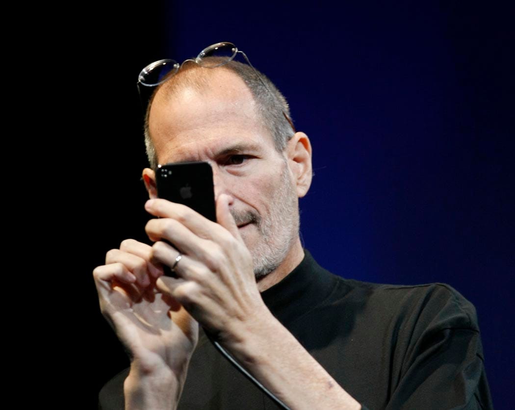美國蘋果公司執行長左伯斯（Steve Jobs）今天（台灣時間7月17日）舉行記者會時，對iPhone 4手機的收訊問題表示歉意，並宣布將提供用戶保護套，補償客戶。圖片提供：達志影像/路透社