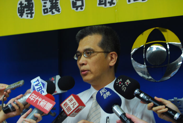 消費者文教基金會29日公布健身中心調查，消基會義務律師團律師吳榮達表示，有28%業者的轉讓會員資格收費超過標準，最高收費竟達7萬5千元。圖片:黃沛云/攝