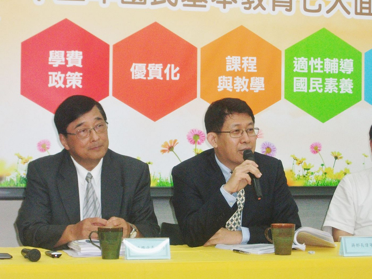 教育部次長陳益興(左)28日表示，私校國中部未經許可透過考試，或者不符規範的方式招生，如查證屬實，可依法扣除下1學年度該校直升比例。圖片來源：新頭殼資料照片
