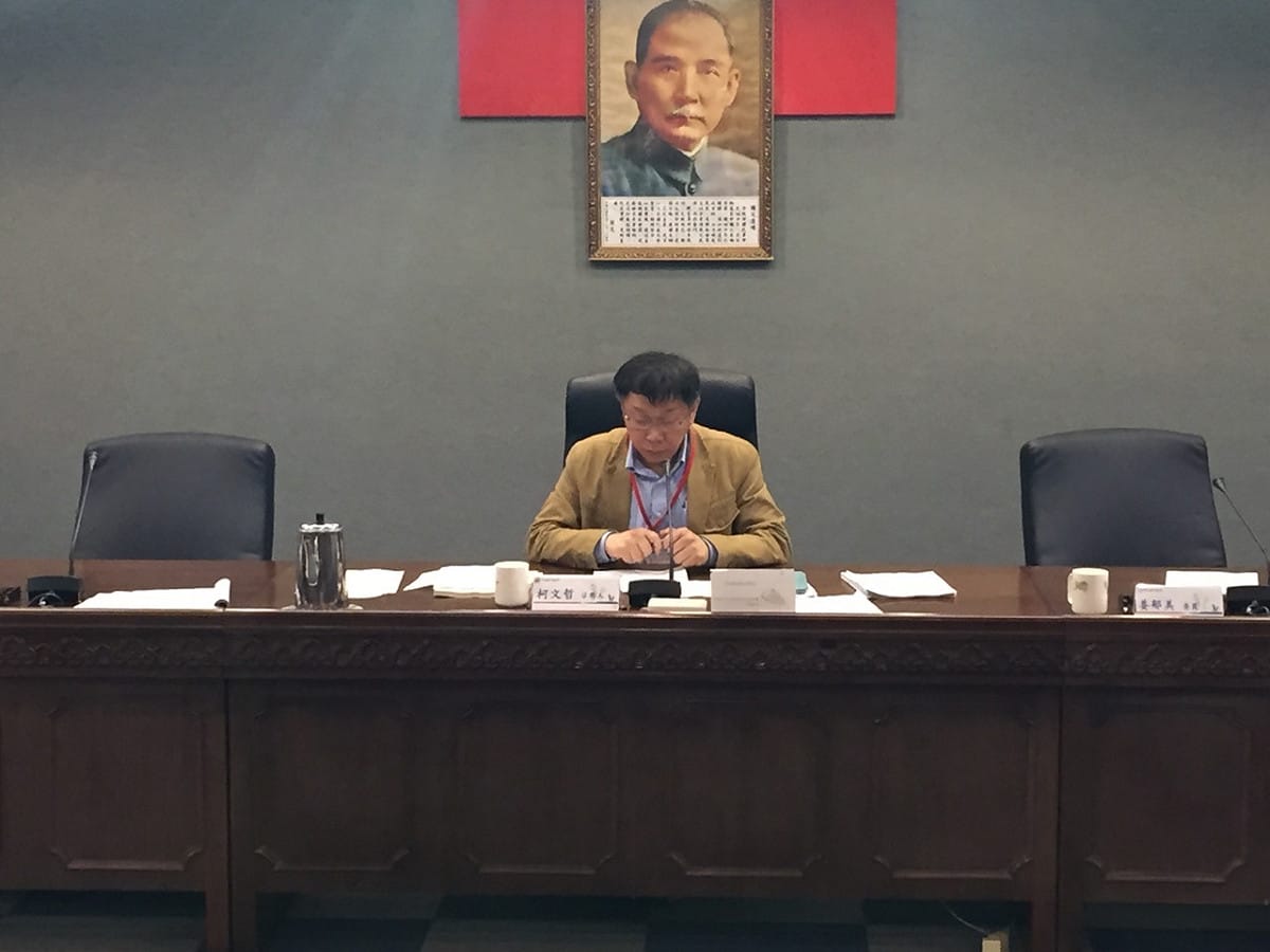 國道收費員自救會成員今(16)日上午突襲前往行政院長毛治國住家抗議，但警方驅離時卻發生疑似有媒體記者遭到未穿編號制服的警員拖行。台北市長柯文哲中午表示，等警察局完整的報告再回應，現在沒辦法表達看法。圖：劉奕霆/攝