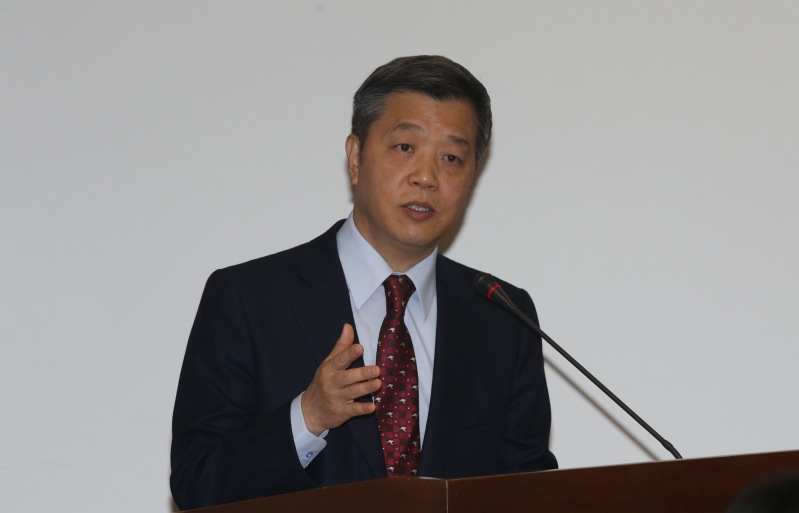 勞動部長陳雄文13日在立法院衛環委員會備詢時，被問到「媒體記者適不適用『責任制』？」陳回應「他們（記者）不是責任制，但很有責任感」。圖：林雨佑/攝