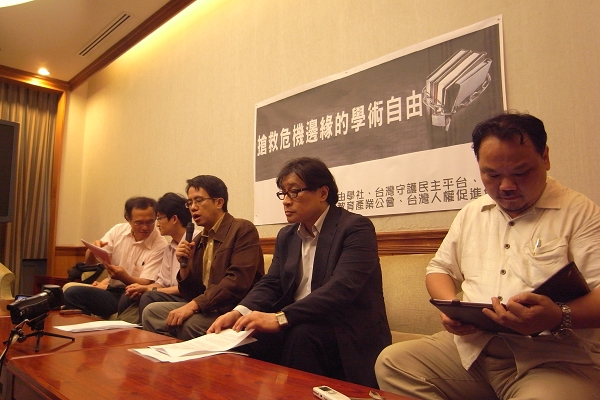 中研院台史所副研究員吳叡人批評，國會議員用刪預算來威脅學者，宛如美國1950年代迫害共產黨人的「麥卡錫主義」，是對台灣脆弱民主的嚴重危害。圖片:楊宗興/攝