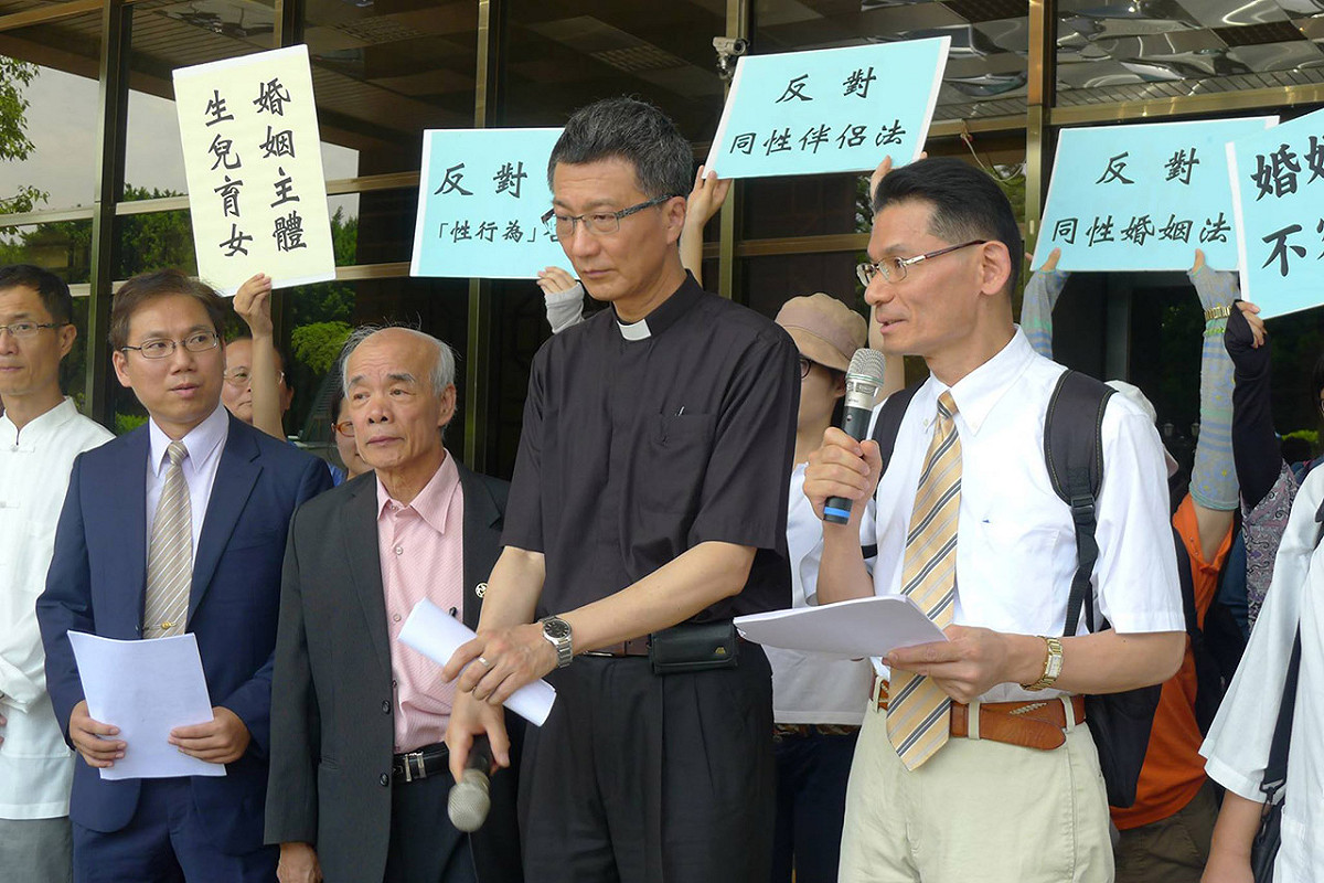 統一教台灣總會副協會長閔代璽(左一)說，同志伴侶法就是打開「潘朵拉的盒子」，未來會引發混亂。圖：陳毅龍/攝