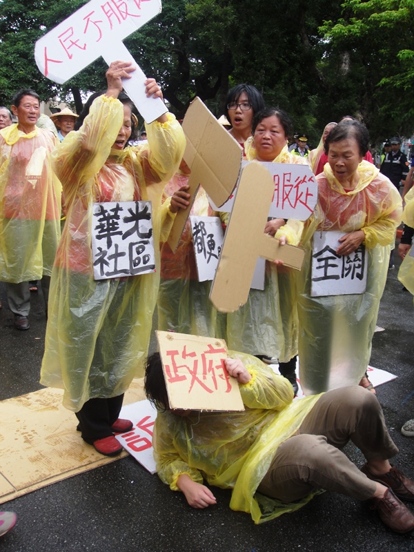 行動劇中展示了公民不服從的決心。圖5之5：王立柔/攝