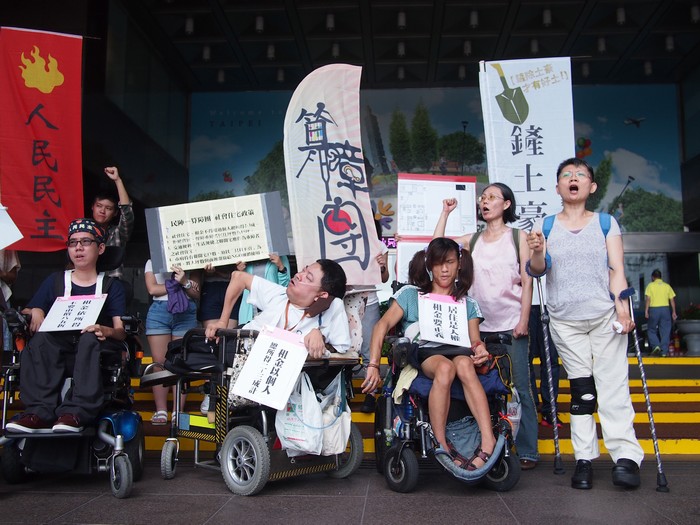 民陣．算障團高喊「聯開作社宅，租金依所得」訴求，並控訴「政府包租公，住戶荷包空」。圖:何星瑩/攝