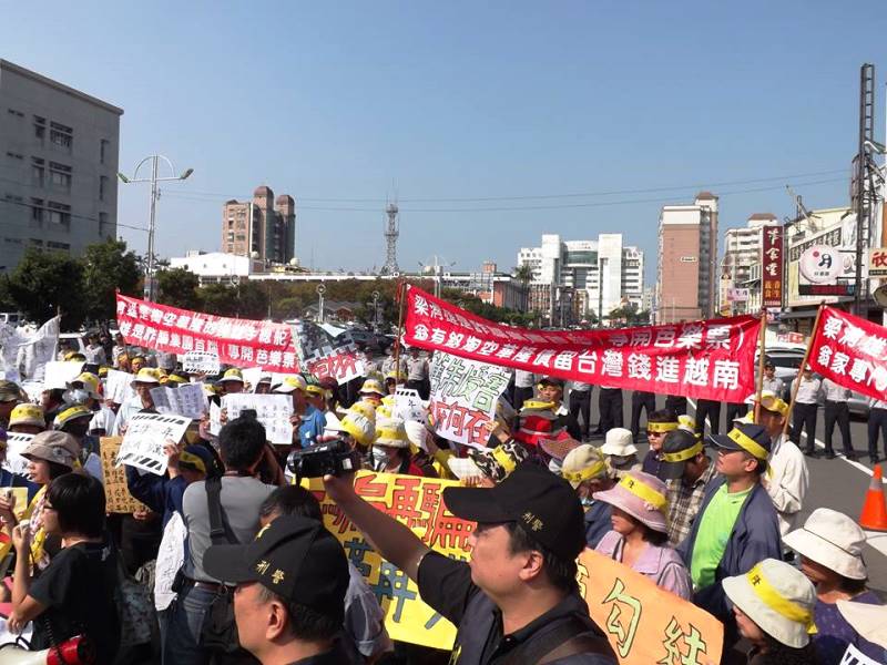 華隆自救會不滿苗栗縣政府未確實監督企業提撥退休準備金，導致勞工權益受損，今（30）日上午發動100多位華隆退休員工到縣府抗議。圖：翻攝自華隆自救會臉書