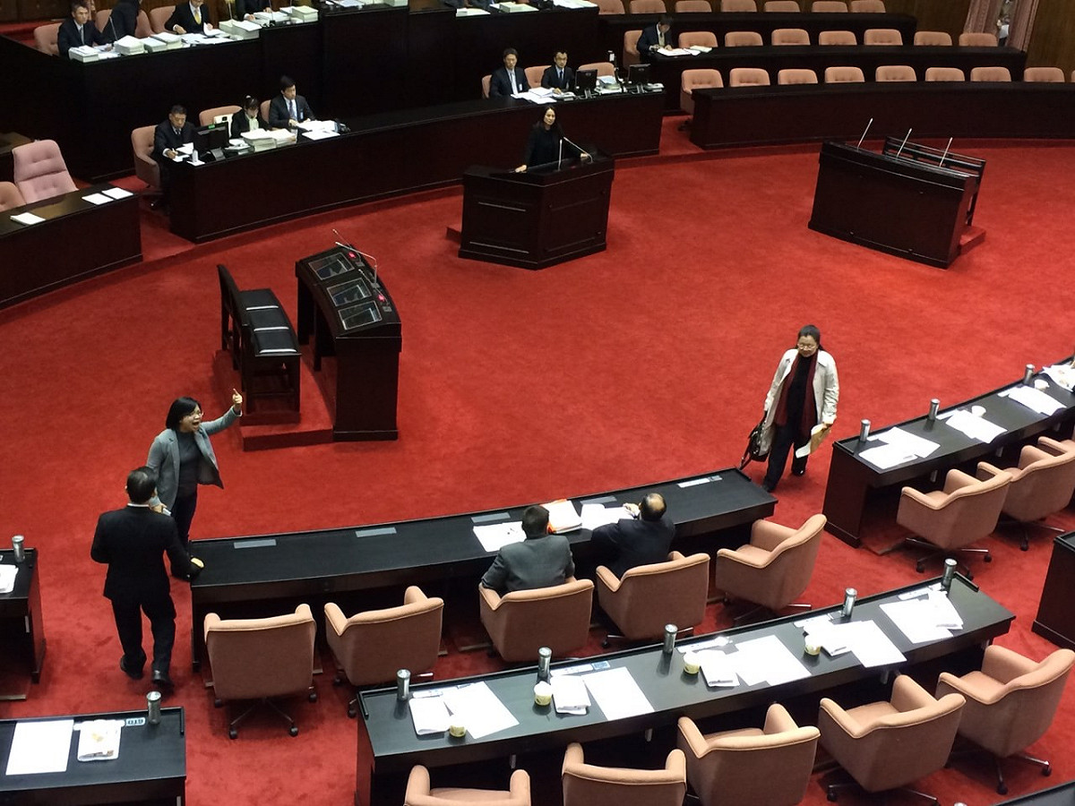 立法院18日三讀通過《原住民保留地禁伐補償及造林回饋條例》，不過發生小插曲，綠委林淑芬不滿飆罵無黨籍立委高金素梅，一旁綠委田秋堇則是無奈解釋。圖：符芳碩/攝