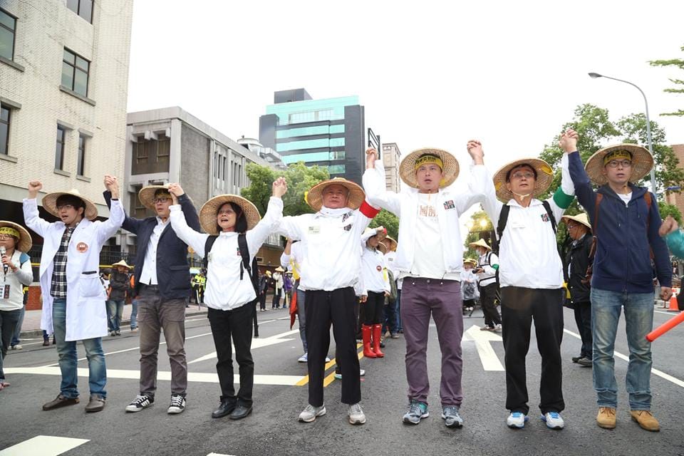 「410還權於民小組」榮譽召集人林義雄（右四）等人在濟南路上高喊「補正公投法、修改選罷法」口號。圖：林雨佑/攝