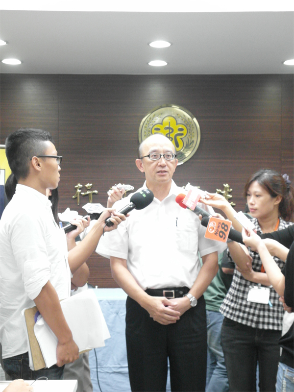 行政院衛生署食品藥物管理局今（15）日舉行記者會，預告將增訂牛肌肉中萊克多巴胺之殘留容許量為10ppb，並同時預告未來將強制規定含有牛肉產品需標示牛肉來源處。圖：張詠瑛/攝。