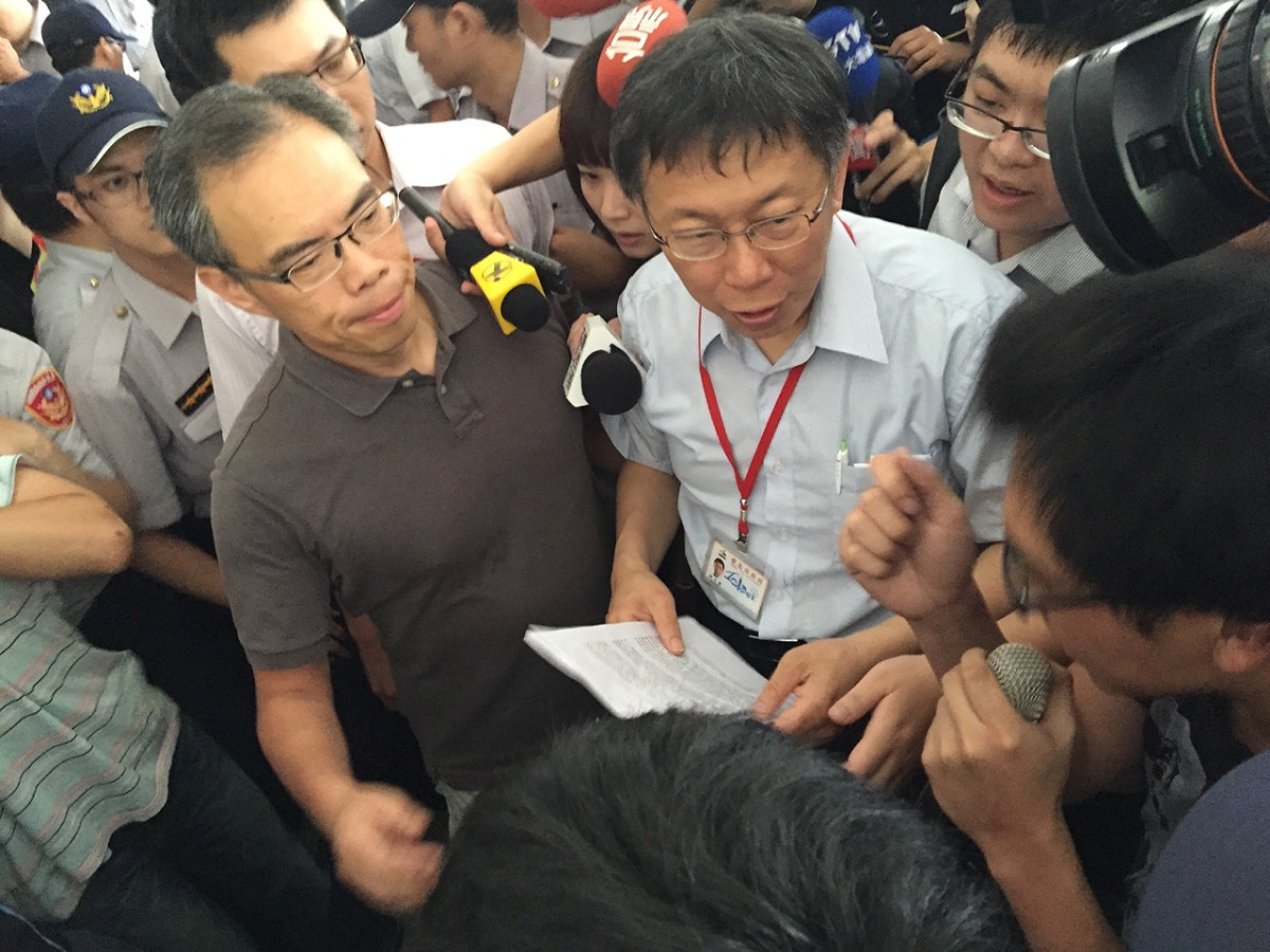 「台灣聲援Hydis工人連線」12日下午前往台北市議會，要求台北市長柯文哲對於近日來警方執法過當的行為道歉，並追究相關責任。圖：劉奕霆/攝