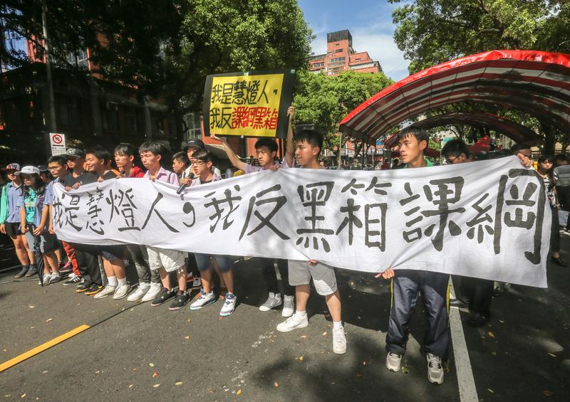延續5日下午中學生反黑箱課綱活動，6日上午，桃園高校聯盟學生一行人再度赴教育部抗議，其中，桃園龍潭應屆畢業生游騰傑一度翻進教育部鐵門，遭警察上手銬。圖為5日抗議圖片。圖：中央社資料照片