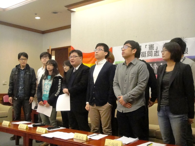 針對「下一代幸福聯盟」今（30）天下午將舉辦的反婚姻平權大遊行，一群來自各校的法律系學生，選擇在上午站出來表態，高喊「法律人挺同志，法律人反歧視！」強調不想作為現行不公平制度的打手。圖：王立柔/攝