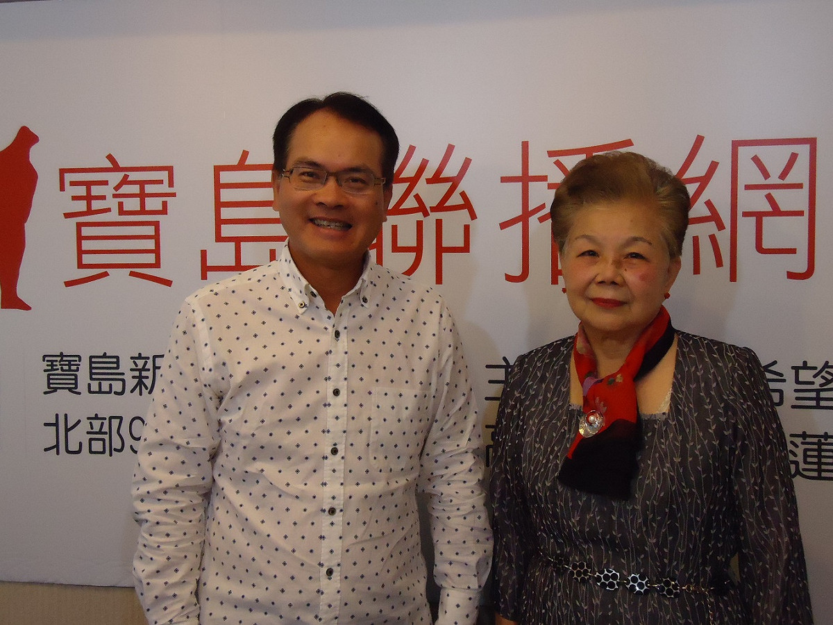 柯文哲母親何瑞英接受鄭弘儀訪問時數度淚灑錄音室。圖：寶島新聲提供