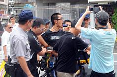 國民黨20日舉辦黨主席、黨代表選舉，爭取連任的總統馬英九在靜心中小學投票所投票，數名聲援大埔的民眾與學生，在場外嗆聲，隨即被警方架走。圖片來源：中央社