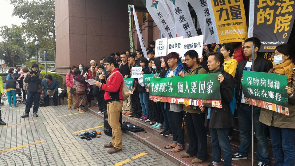 台東布農族人王光祿（Talum）因孝順母親欲食山產而出外打獵被捕，並遭最高法院判刑3年6個月，聲援團體8日上午赴法務部抗議聲援。圖：翻攝自原住民族青年陣線粉絲頁