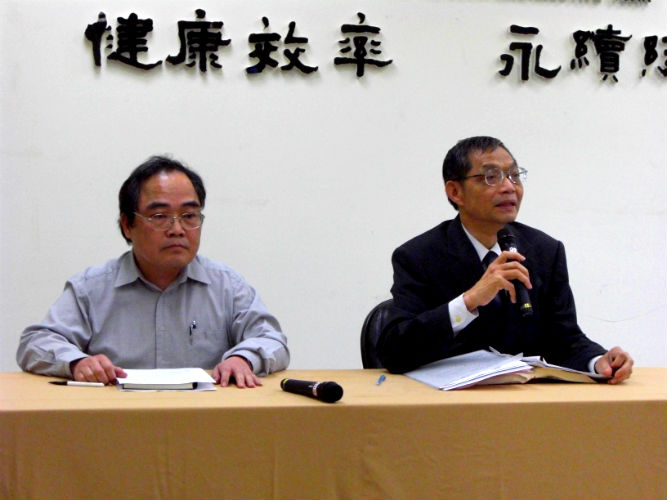 針對壹週刊報導工業用原料長期流入飼料廠，農委會今日召開記者會說明確有此事。圖左為畜牧處科長王忠恕、圖右為農委會畜牧處副處長李春進。圖片：翁嫆琄/攝。
