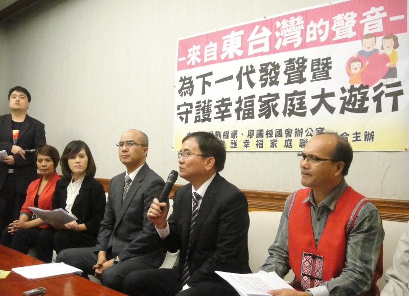反對多元成家草案的「東台灣守護幸福家庭行動聯盟」，今（24）日召開記者會表示，一男一女的家庭價值不可動搖，否則兒童在不健全的家庭成長，傷害很大。圖：王立柔/攝