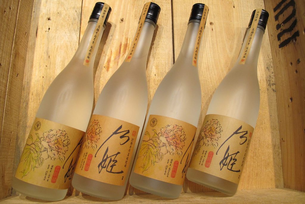由高雄餐旅大學技轉玉荷包荔枝酒「乃姬」先摘下第21屆「巴黎世界酒類競賽」世界金牌，稍後更在所有獲獎金牌中，勇奪烈酒組最高榮譽的金牌首獎Trophée。圖2-1：駐法國代表處新聞組提供