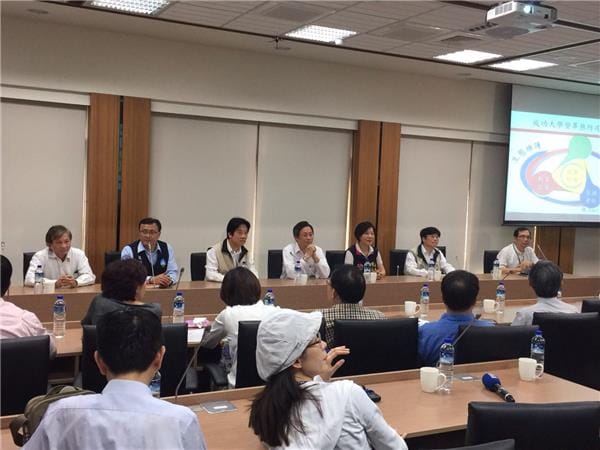 行政院副院長張善政23日到台南探視登革熱防疫情況，並發10萬元加菜金給國軍。圖：疾管署提供