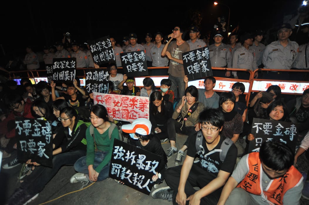 警方圍籬封鎖線遭衝破，近50名學生衝入封鎖線並在圍籬後席地而坐，並手勾手躺在地上防止被警方抬離，最後警方只好在學生靜坐後方再架設一道圍籬，並以優勢警力阻擋。圖：楊宗興/攝
