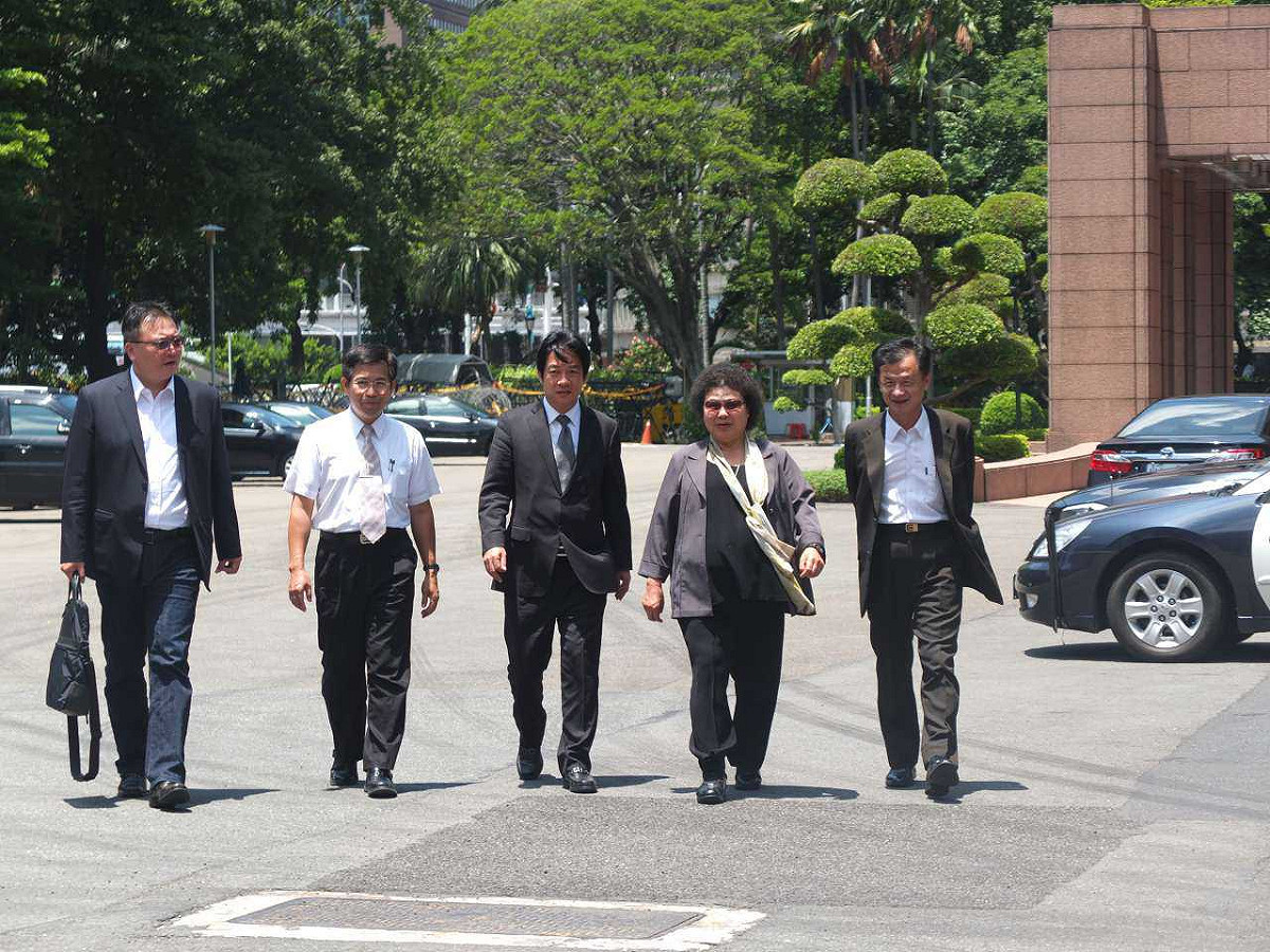 綠營4位直轄市首長6日赴行政院院會，提案要求中央重新公告101年課綱，但未獲正面回應。圖：翁嫆琄/攝