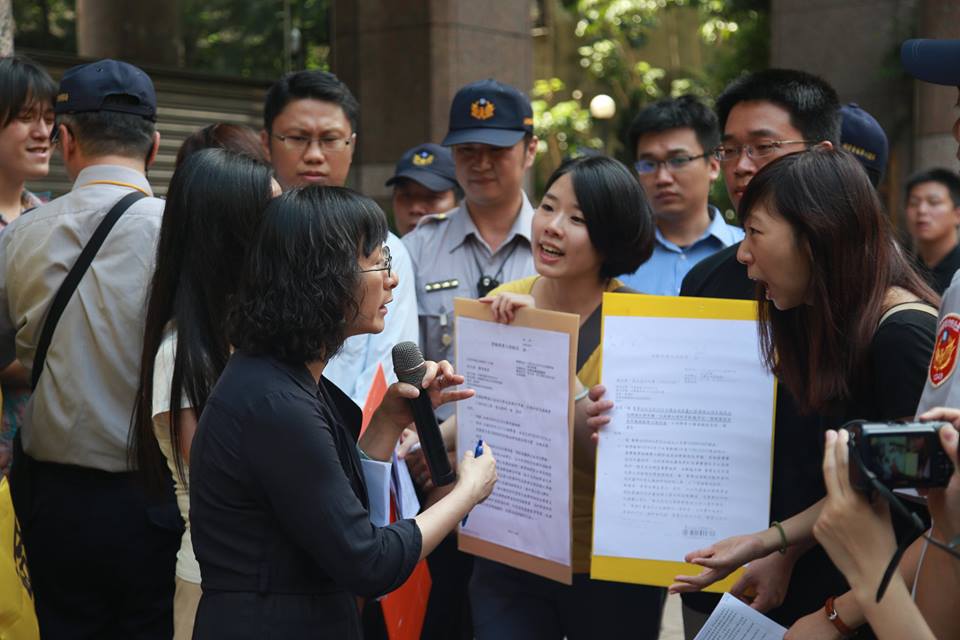 高教工會質問勞動部代表「為何遲遲不公布違法學校名單？」圖2之2：林雨佑/攝