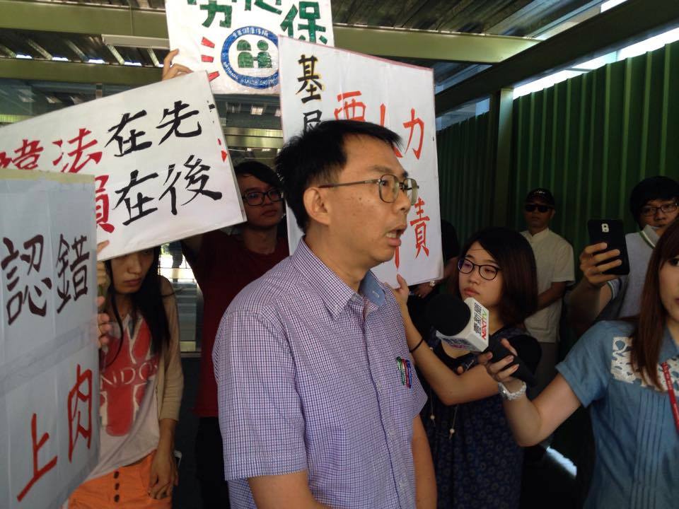 政大主任秘書寇健文，代表校方回應學生。圖：陳毅龍/攝