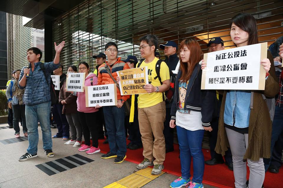 陳為廷等人突襲中興大樓想堵張慶忠，最後被警察攔下。圖：林雨佑/攝